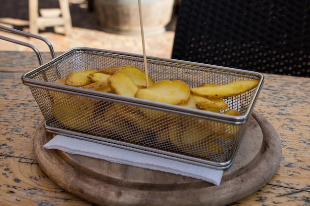 Jak zrobić frytki w piekarniku z ziemniaków żeby były chrupiące?