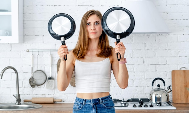 Jaka patelnia do smażenia bez tłuszczu sprawdzi się w codziennej kuchni?