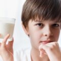 Uczulenie na mleko krowie u dzieci objawy które powinny zwrócić uwagę rodziców