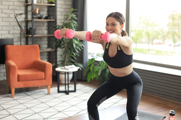 Jak ćwiczyć z hantlami w domu bez profesjonalnego sprzętu?