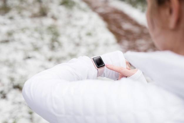 Monitor snu opaska jak działa i co mierzy podczas snu?