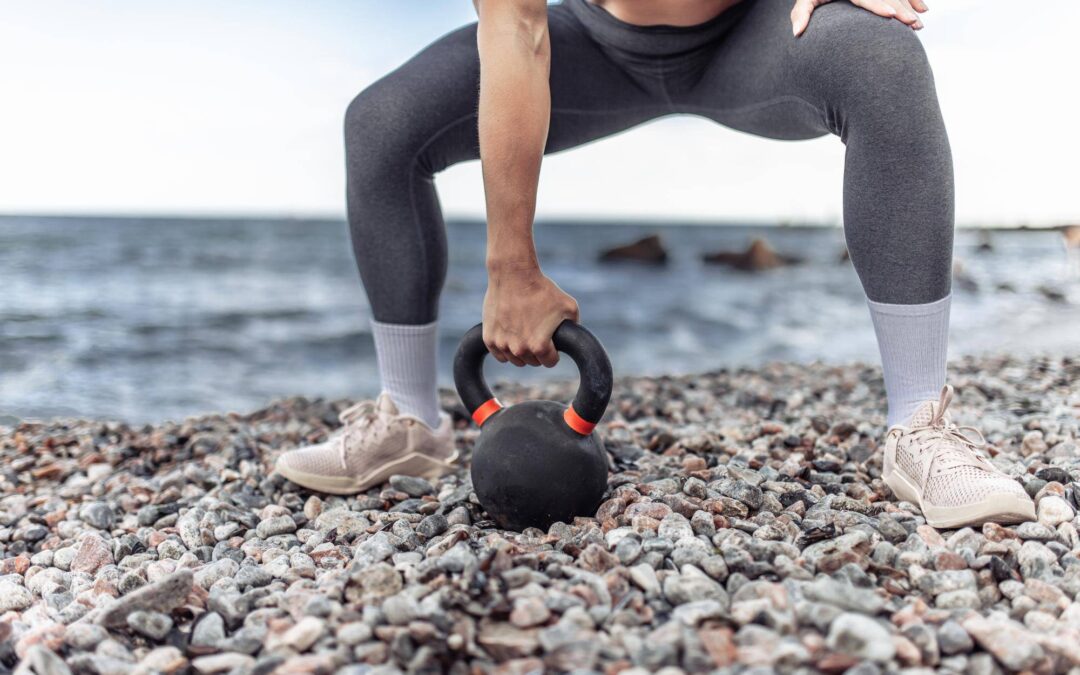 Swing kettlebell co daje dla sylwetki i sprawności?