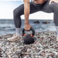 Swing kettlebell co daje dla sylwetki i sprawności?